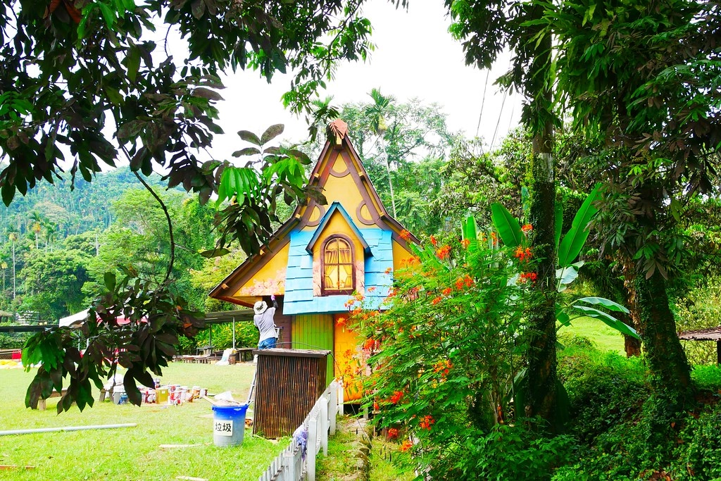 竹山海盜村景觀彩繪園區｜走進童話世界，3D童話彩繪牆、夢幻旋轉木馬 、 二樓高海盜船、氣墊溜滑梯 @飛天璇的口袋