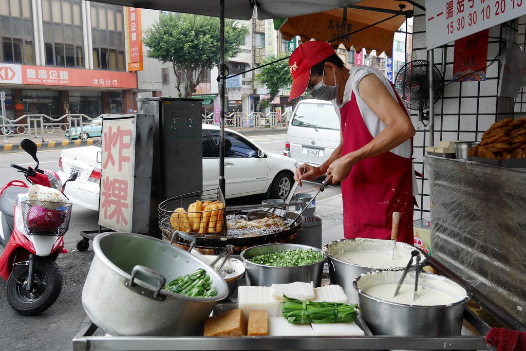 台中北屯｜丫忠炸粿．進化北路北屯國小旁炸粿，就在北屯市場對面 @飛天璇的口袋