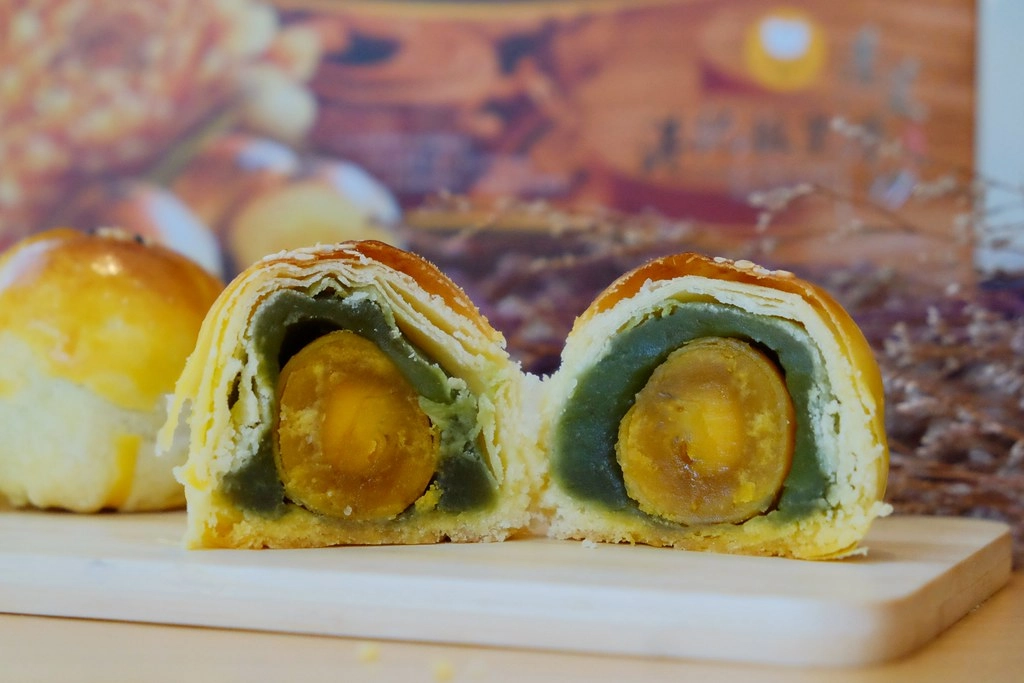 台北萬華｜港記酥皇．蘋果日報美食評比得獎翡翠綠豆糕 ，中秋限定蛋黃酥禮盒，香港經典奶黃月餅貴妃酥 @飛天璇的口袋