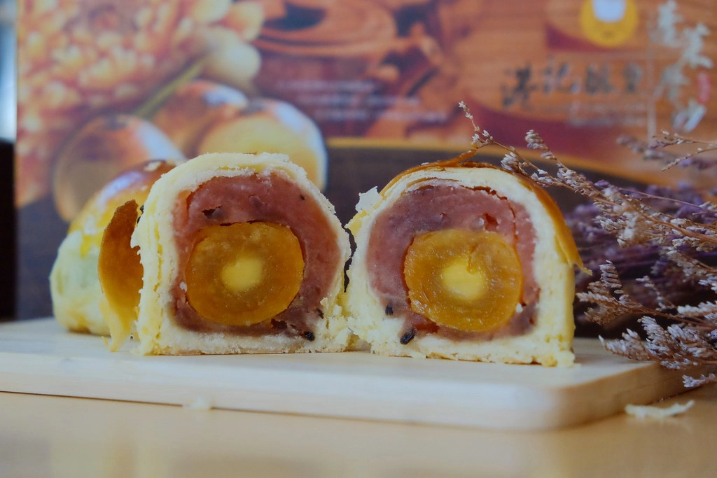 台北萬華｜港記酥皇．蘋果日報美食評比得獎翡翠綠豆糕 ，中秋限定蛋黃酥禮盒，香港經典奶黃月餅貴妃酥 @飛天璇的口袋