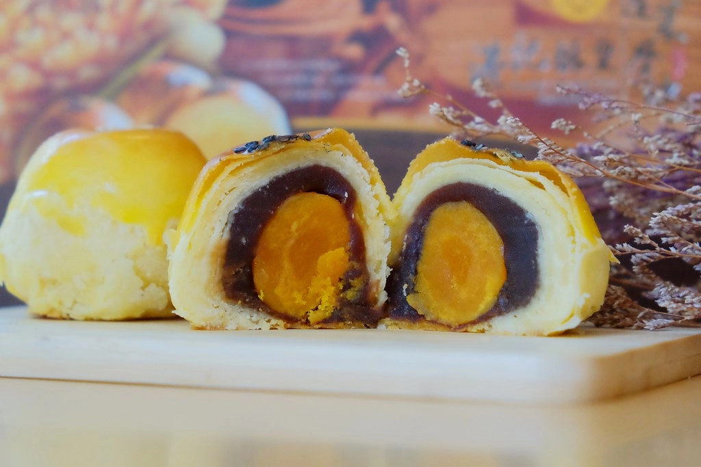 台北萬華｜港記酥皇．蘋果日報美食評比得獎翡翠綠豆糕 ，中秋限定蛋黃酥禮盒，香港經典奶黃月餅貴妃酥 @飛天璇的口袋