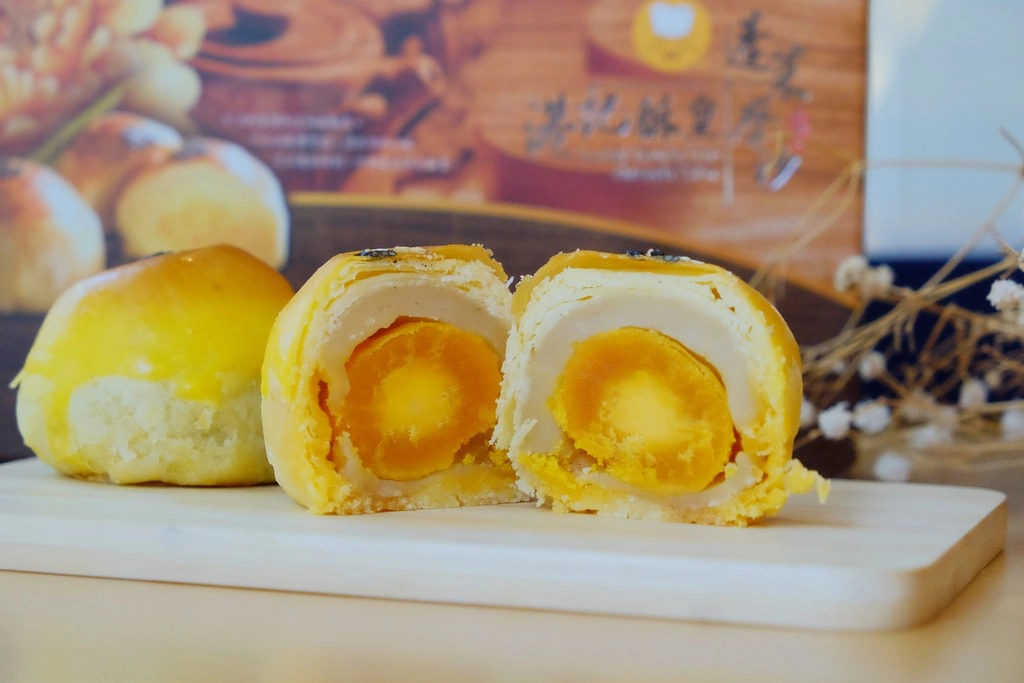 台北萬華｜港記酥皇．蘋果日報美食評比得獎翡翠綠豆糕 ，中秋限定蛋黃酥禮盒，香港經典奶黃月餅貴妃酥 @飛天璇的口袋