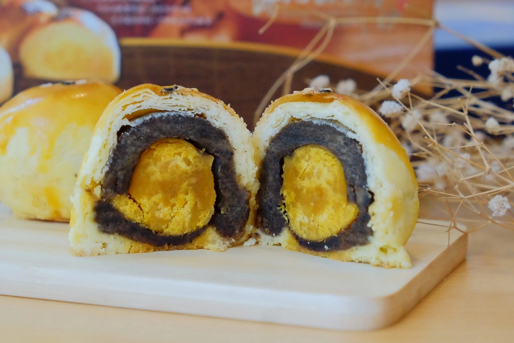 台北萬華｜港記酥皇．蘋果日報美食評比得獎翡翠綠豆糕 ，中秋限定蛋黃酥禮盒，香港經典奶黃月餅貴妃酥 @飛天璇的口袋