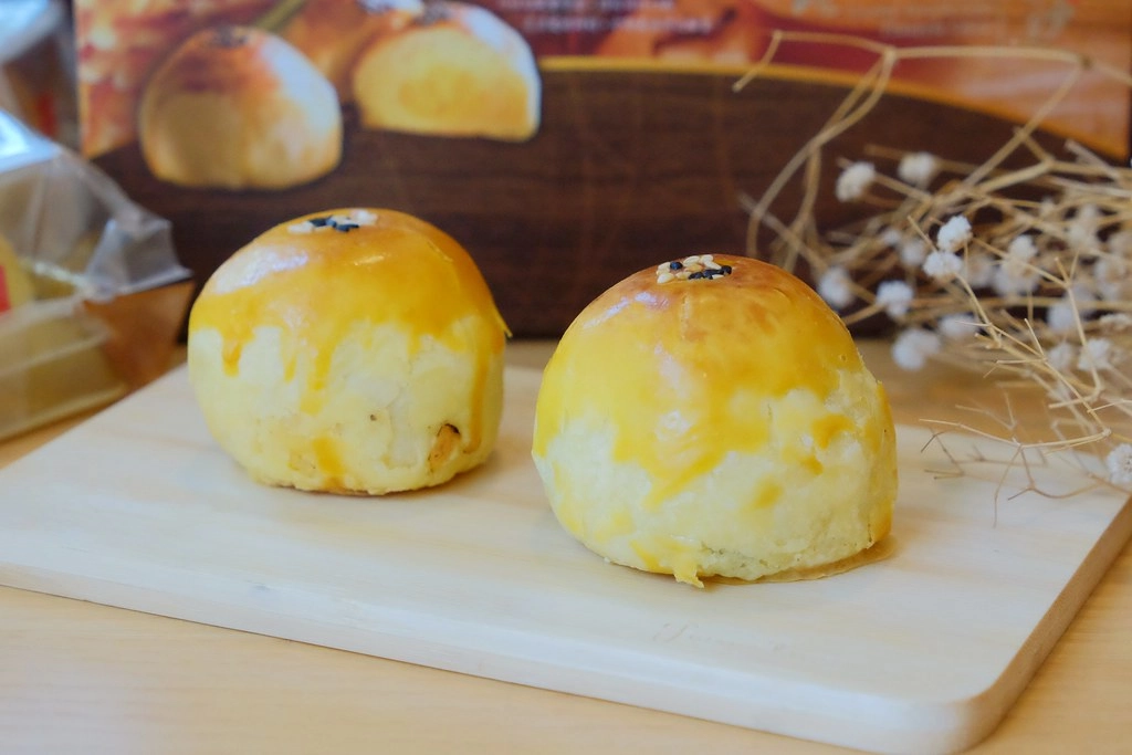 台北萬華｜港記酥皇．蘋果日報美食評比得獎翡翠綠豆糕 ，中秋限定蛋黃酥禮盒，香港經典奶黃月餅貴妃酥 @飛天璇的口袋