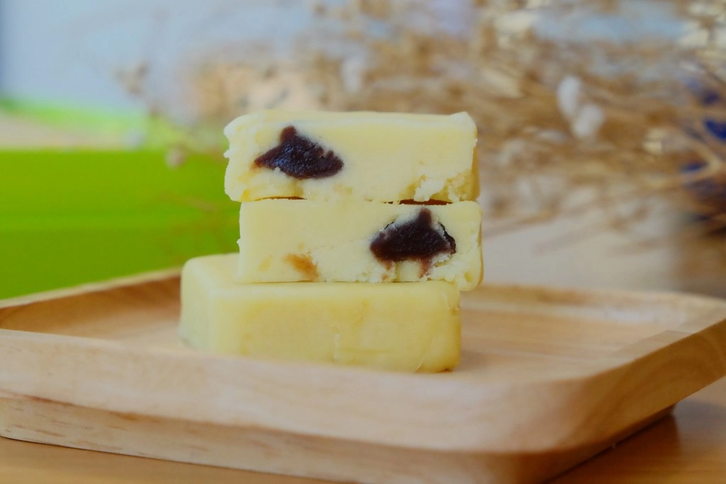 台北萬華｜港記酥皇．蘋果日報美食評比得獎翡翠綠豆糕 ，中秋限定蛋黃酥禮盒，香港經典奶黃月餅貴妃酥 @飛天璇的口袋