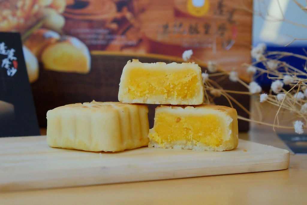 台北萬華｜港記酥皇．蘋果日報美食評比得獎翡翠綠豆糕 ，中秋限定蛋黃酥禮盒，香港經典奶黃月餅貴妃酥 @飛天璇的口袋