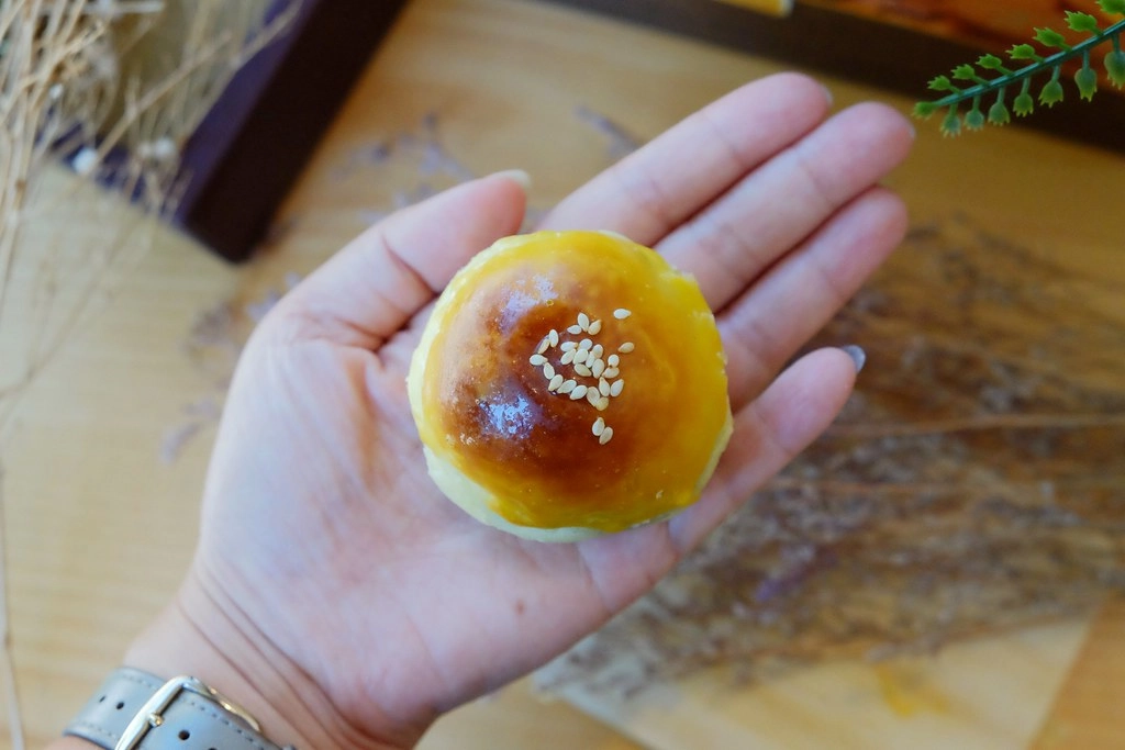 台北萬華｜港記酥皇．蘋果日報美食評比得獎翡翠綠豆糕 ，中秋限定蛋黃酥禮盒，香港經典奶黃月餅貴妃酥 @飛天璇的口袋