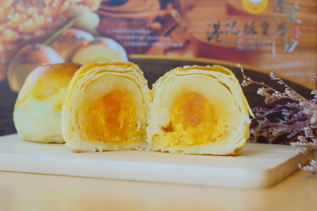 台北萬華｜港記酥皇．蘋果日報美食評比得獎翡翠綠豆糕 ，中秋限定蛋黃酥禮盒，香港經典奶黃月餅貴妃酥 @飛天璇的口袋