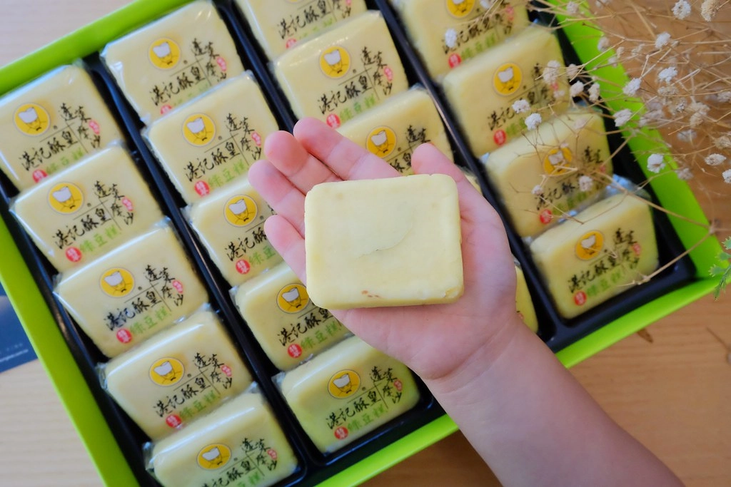 台北萬華｜港記酥皇．蘋果日報美食評比得獎翡翠綠豆糕 ，中秋限定蛋黃酥禮盒，香港經典奶黃月餅貴妃酥 @飛天璇的口袋