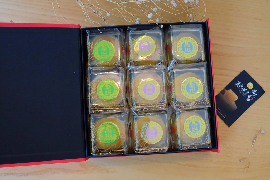 台北萬華｜港記酥皇．蘋果日報美食評比得獎翡翠綠豆糕 ，中秋限定蛋黃酥禮盒，香港經典奶黃月餅貴妃酥 @飛天璇的口袋