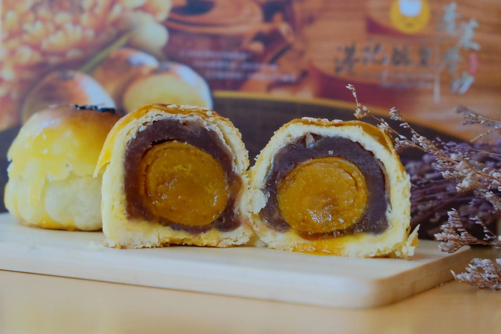 台北萬華｜港記酥皇．蘋果日報美食評比得獎翡翠綠豆糕 ，中秋限定蛋黃酥禮盒，香港經典奶黃月餅貴妃酥 @飛天璇的口袋