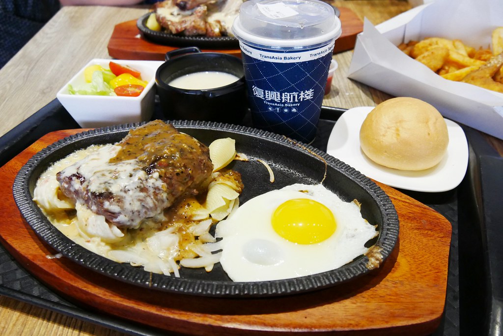 桃園旅遊｜桃園一日遊．桃園IG景點免費拍，【復興航棧】近距離看飛機吃美食 @飛天璇的口袋