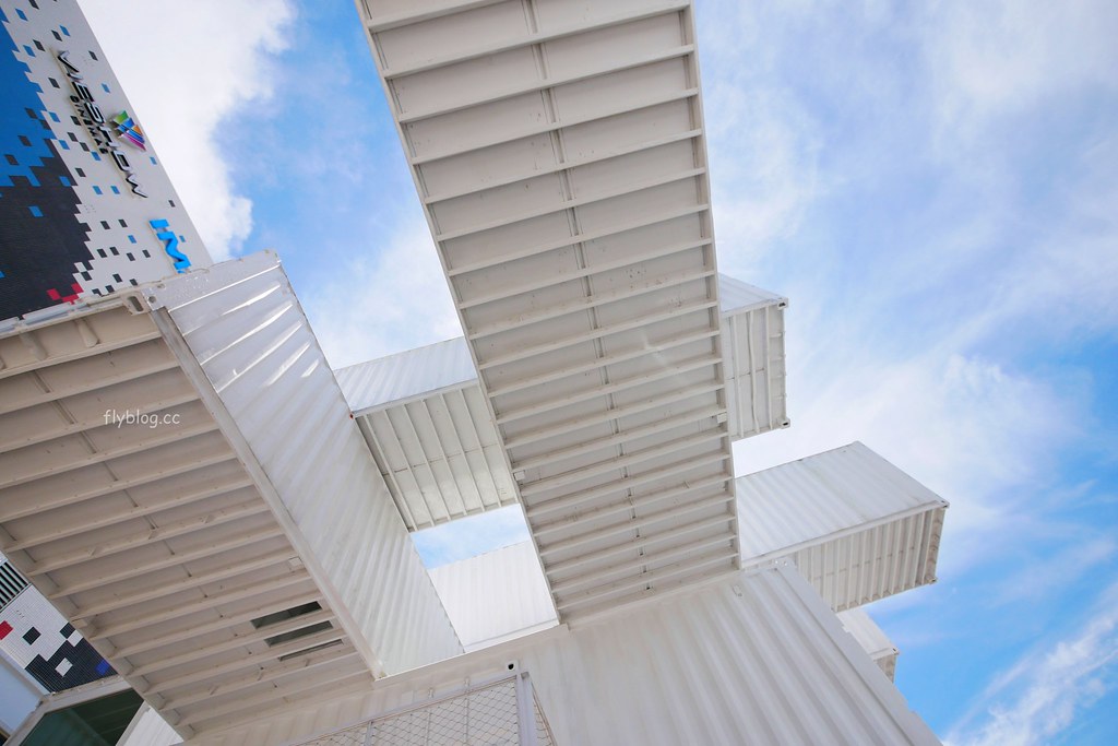 花蓮吉安｜花蓮貨櫃屋星巴克，日本建築大師隈研吾設計，亞洲第一間貨櫃屋造型星巴克 @飛天璇的口袋