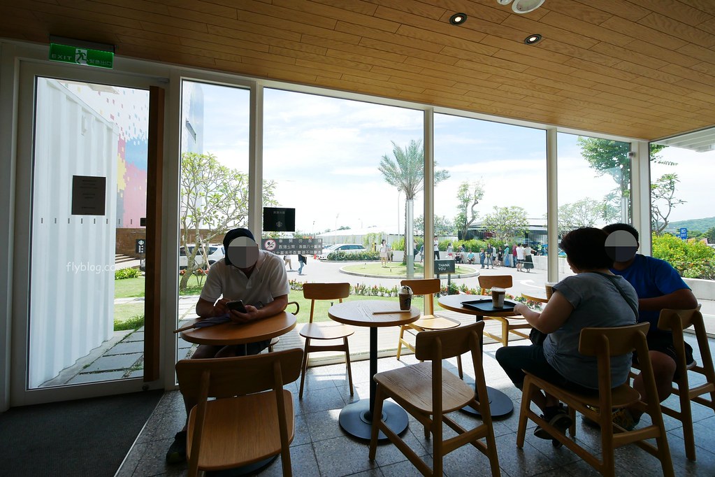 花蓮吉安｜花蓮貨櫃屋星巴克，日本建築大師隈研吾設計，亞洲第一間貨櫃屋造型星巴克 @飛天璇的口袋