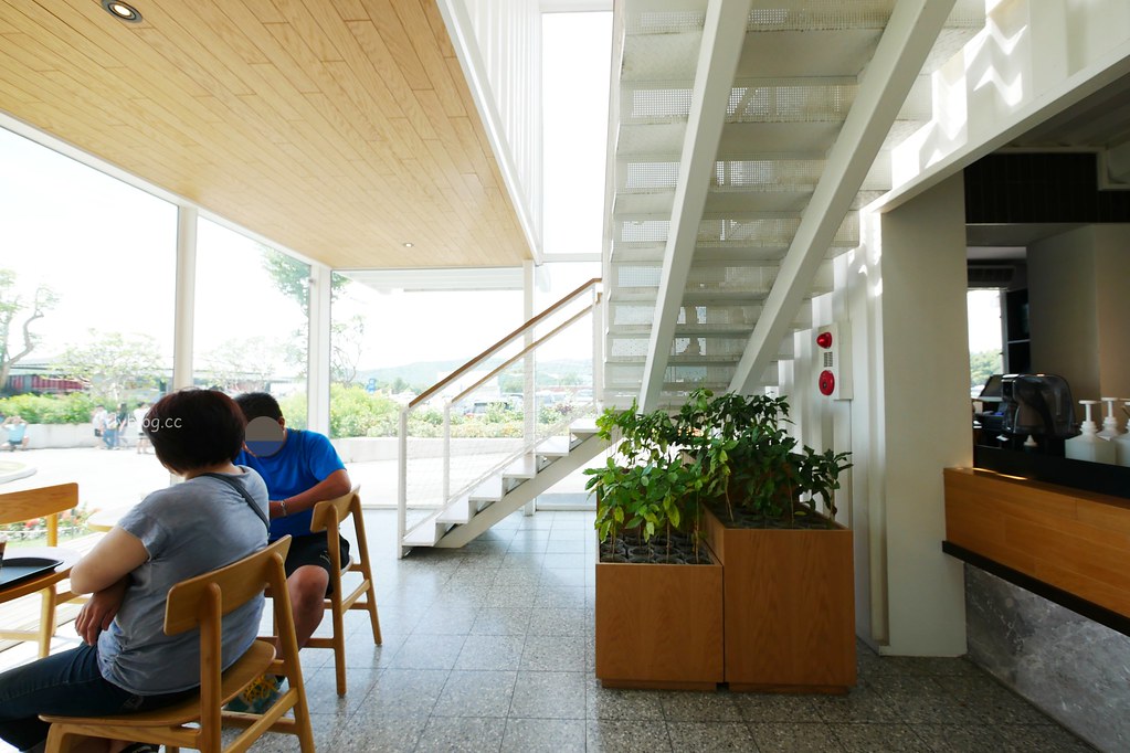 花蓮吉安｜花蓮貨櫃屋星巴克，日本建築大師隈研吾設計，亞洲第一間貨櫃屋造型星巴克 @飛天璇的口袋