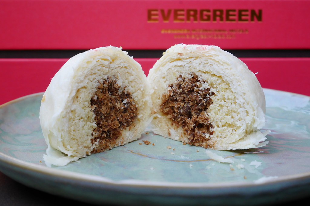 長榮桂冠蛋黃酥｜全國酥皮月餅評比第一名，中秋月餅送禮的好選擇 @飛天璇的口袋