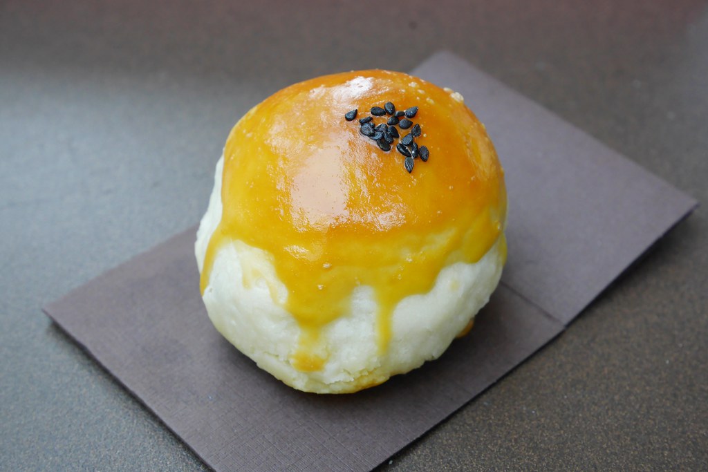 長榮桂冠蛋黃酥｜全國酥皮月餅評比第一名，中秋月餅送禮的好選擇 @飛天璇的口袋