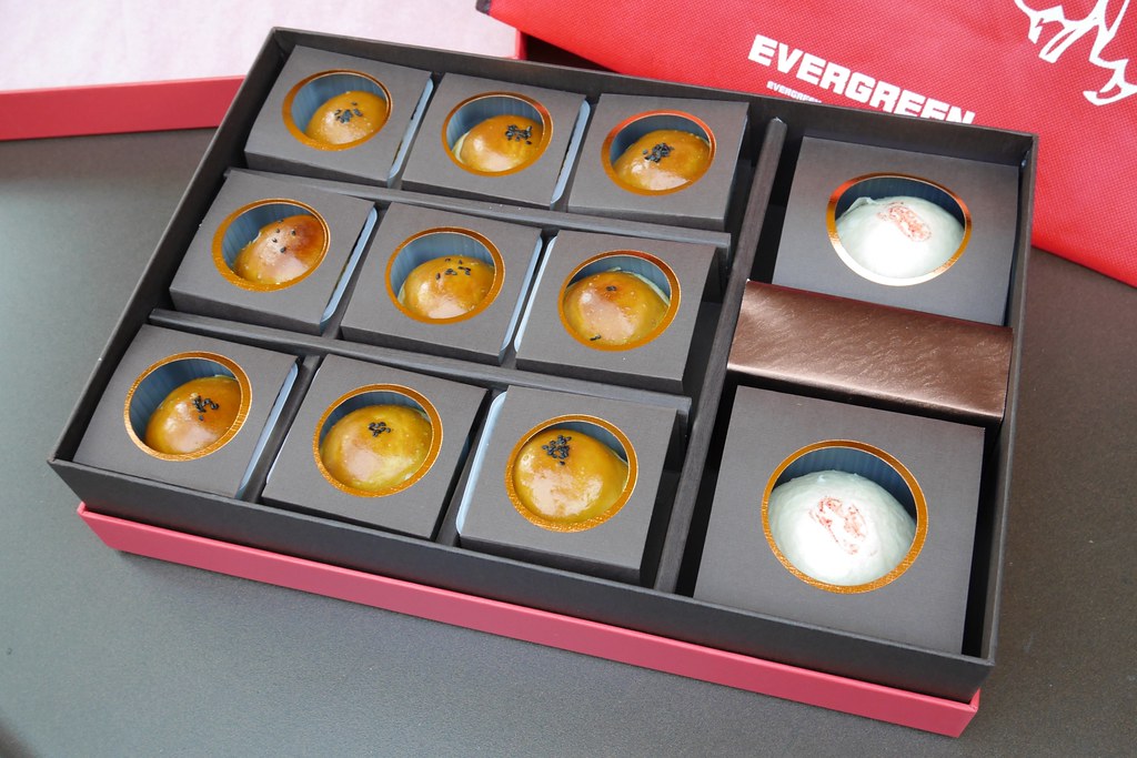 長榮桂冠蛋黃酥｜全國酥皮月餅評比第一名，中秋月餅送禮的好選擇 @飛天璇的口袋