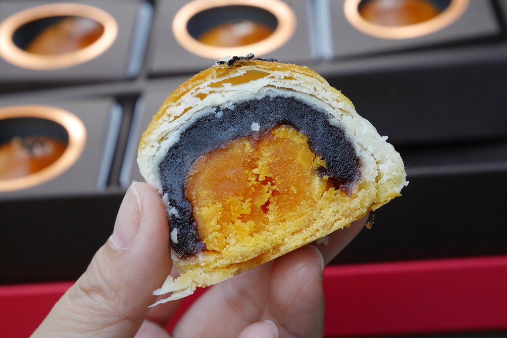 長榮桂冠蛋黃酥｜全國酥皮月餅評比第一名，中秋月餅送禮的好選擇 @飛天璇的口袋