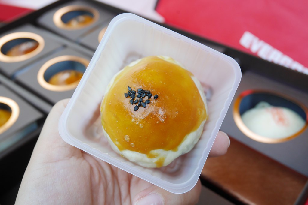 長榮桂冠蛋黃酥｜全國酥皮月餅評比第一名，中秋月餅送禮的好選擇 @飛天璇的口袋