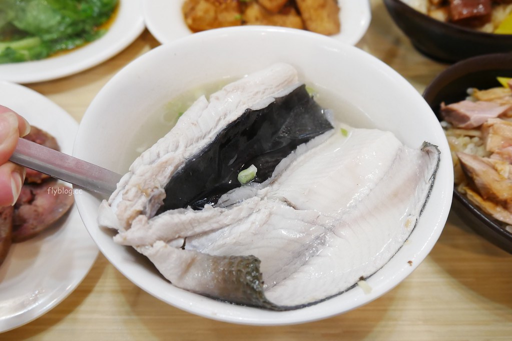 嘉義西區｜噴水雞肉飯：都是觀光客在吃的？在地一甲子的雞肉飯店，評價兩極自已吃過才準 @飛天璇的口袋