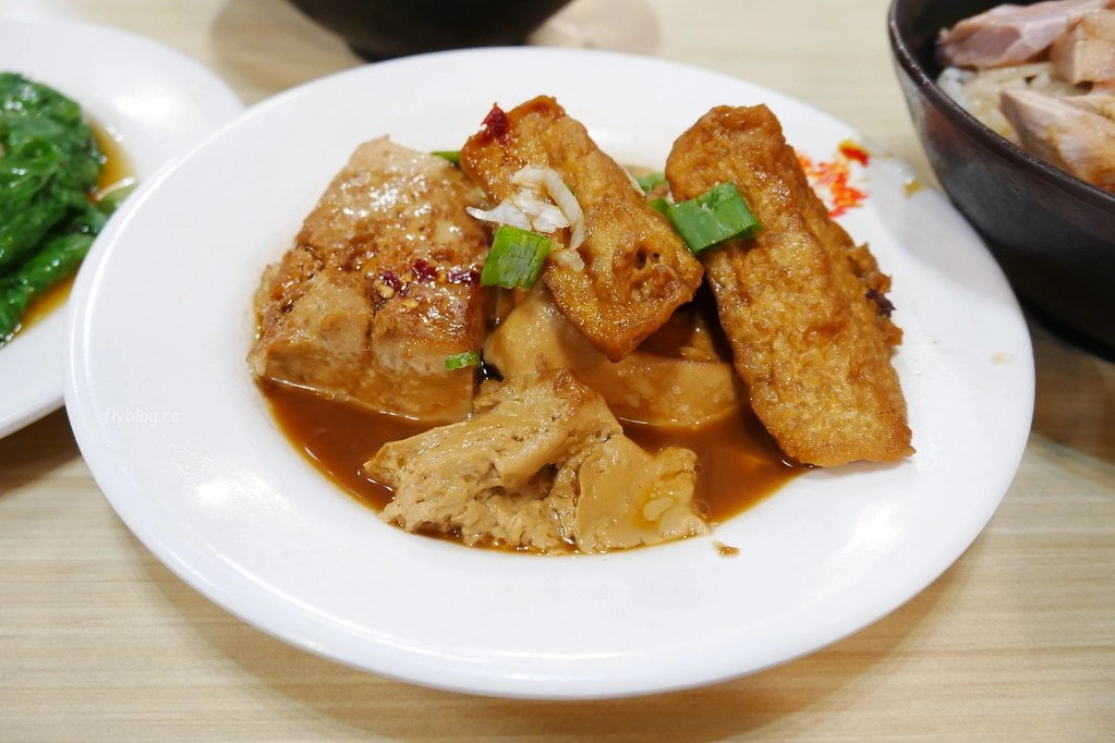 嘉義西區｜噴水雞肉飯：都是觀光客在吃的？在地一甲子的雞肉飯店，評價兩極自已吃過才準 @飛天璇的口袋