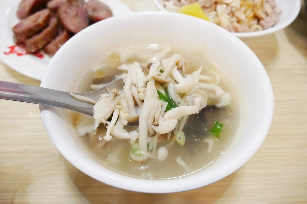 嘉義西區｜噴水雞肉飯：都是觀光客在吃的？在地一甲子的雞肉飯店，評價兩極自已吃過才準 @飛天璇的口袋