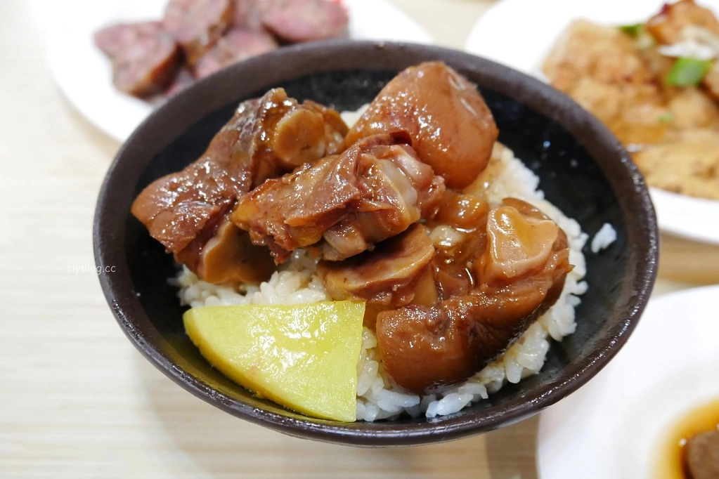 嘉義西區｜噴水雞肉飯：都是觀光客在吃的？在地一甲子的雞肉飯店，評價兩極自已吃過才準 @飛天璇的口袋