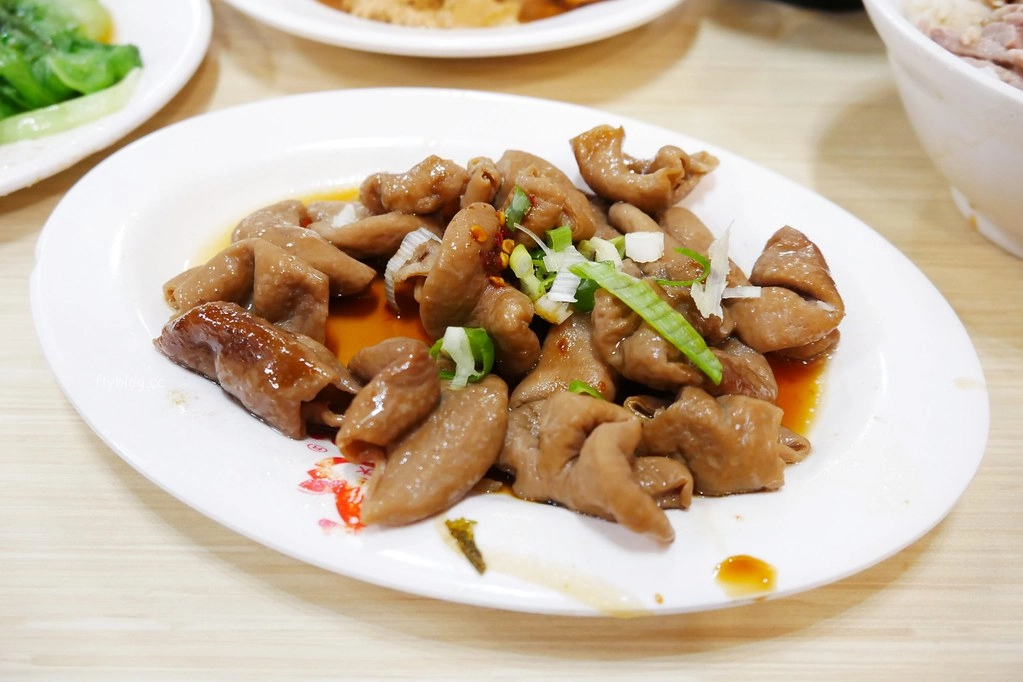 嘉義西區｜噴水雞肉飯：都是觀光客在吃的？在地一甲子的雞肉飯店，評價兩極自已吃過才準 @飛天璇的口袋