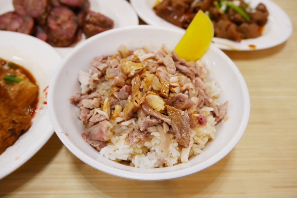 嘉義西區｜噴水雞肉飯：都是觀光客在吃的？在地一甲子的雞肉飯店，評價兩極自已吃過才準 @飛天璇的口袋