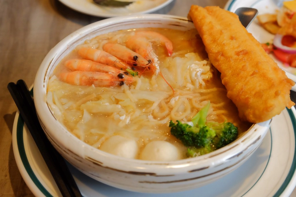 奧樂美特 Olimato Junior｜50年老屋改建新風貌，符合小資族的平價餐點，美式餐廳融入台式元素 @飛天璇的口袋