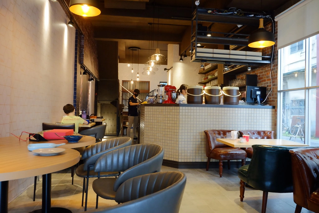 奧樂美特 Olimato Junior｜50年老屋改建新風貌，符合小資族的平價餐點，美式餐廳融入台式元素 @飛天璇的口袋