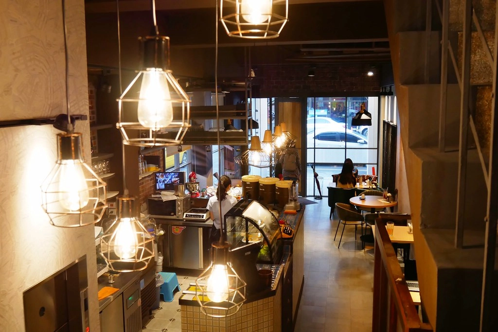 奧樂美特 Olimato Junior｜50年老屋改建新風貌，符合小資族的平價餐點，美式餐廳融入台式元素 @飛天璇的口袋