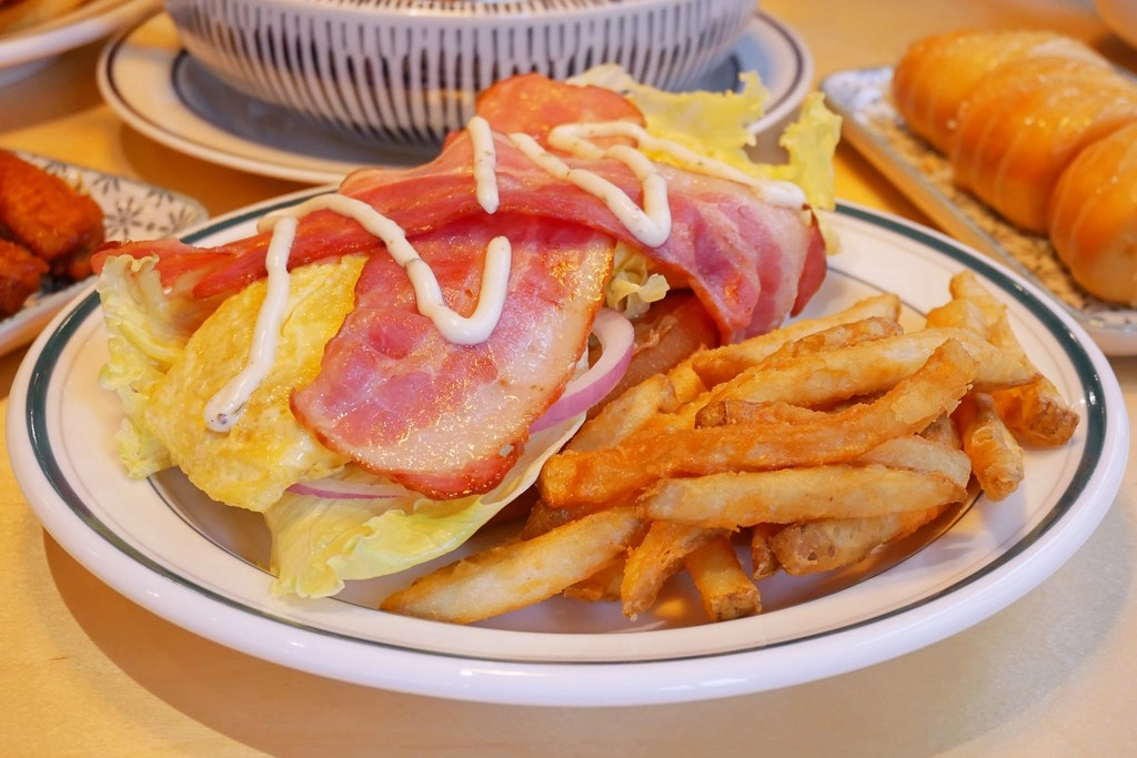 奧樂美特 Olimato Junior｜50年老屋改建新風貌，符合小資族的平價餐點，美式餐廳融入台式元素 @飛天璇的口袋