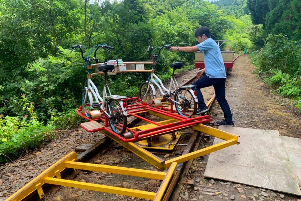 日本秋田｜大館小坂鉄道レールバイク．廢棄鐵道騎Rail Bike，穿越溪流縱谷美景，投入芬多精的懷抱 @飛天璇的口袋