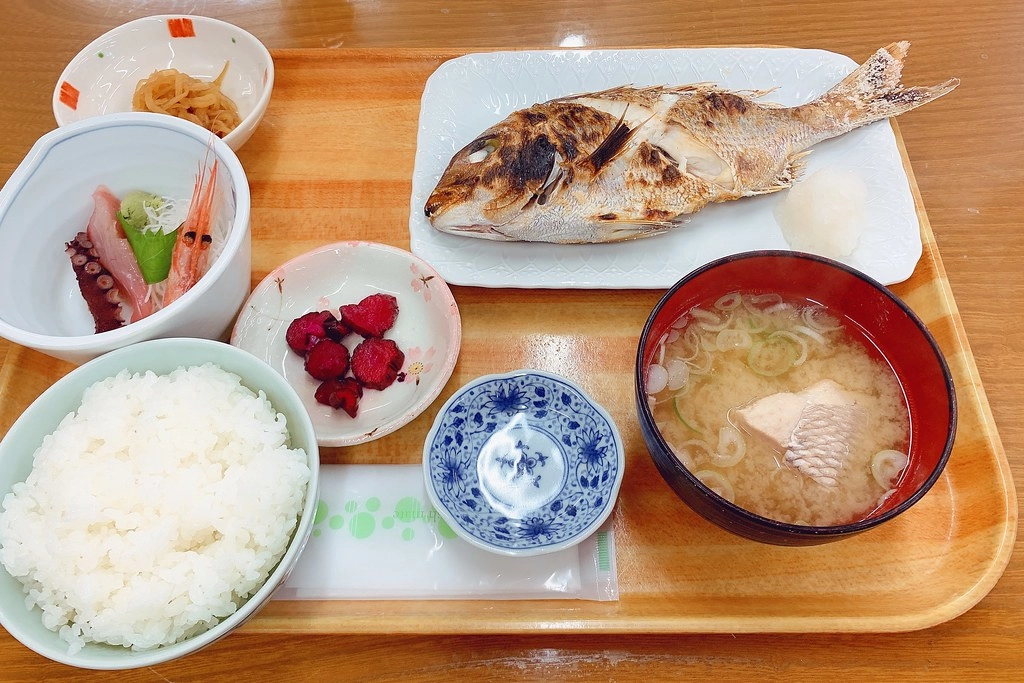 日本秋田｜男鹿半島一日遊．騎自行車挑戰24K – 哥吉拉岩 – 男鹿海鮮市場 – 男鹿半島Sea Bird觀光船 – 男鹿水族館GAO – なまはげオートキャンプ場 @飛天璇的口袋