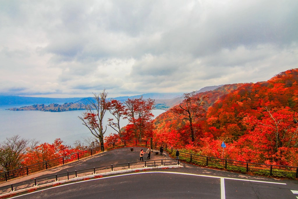 日本秋田｜十和田湖 発荷峠展望台．秋田十和田湖的最佳觀景台，一年四季有不同的美景 @飛天璇的口袋