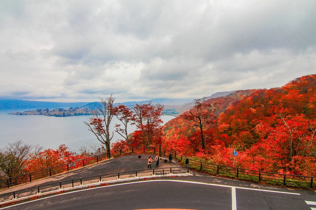 日本秋田｜十和田湖 発荷峠展望台．秋田十和田湖的最佳觀景台，一年四季有不同的美景 @飛天璇的口袋