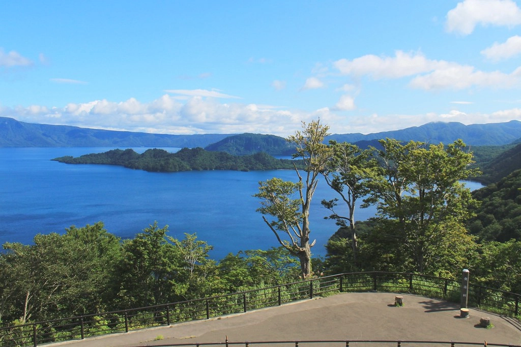 日本秋田｜十和田湖 発荷峠展望台．秋田十和田湖的最佳觀景台，一年四季有不同的美景 @飛天璇的口袋