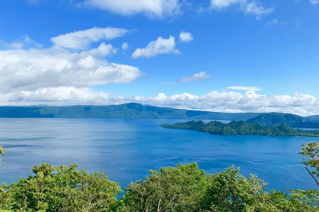 日本秋田｜十和田湖 発荷峠展望台．秋田十和田湖的最佳觀景台，一年四季有不同的美景 @飛天璇的口袋