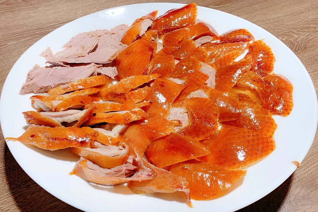 金磚柴火火焰烤鴨┃台中西屯：全聚德技法櫻桃鴨11吃，超人氣烤鴨餐廳進駐中科商圈 @飛天璇的口袋