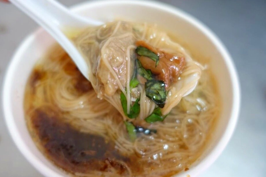 台中西區|陳記蚵仔麵線,在地營業超過30年的麵線攤,第五市場超人氣排隊美食 @飛天璇的口袋