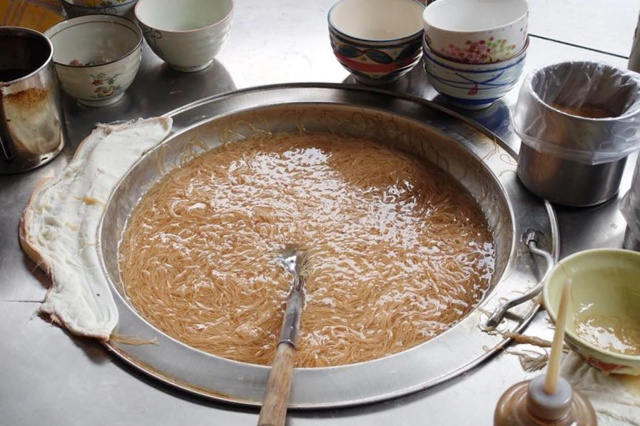 台中西區|陳記蚵仔麵線,在地營業超過30年的麵線攤,第五市場超人氣排隊美食 @飛天璇的口袋