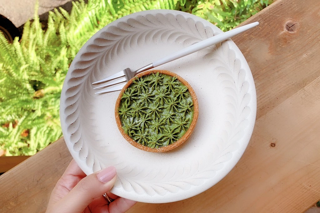 右舍咖啡｜森林系玻璃落地窗右舍咖啡館，咖啡甜點都很優質，老宅改建超人氣咖啡館 @飛天璇的口袋