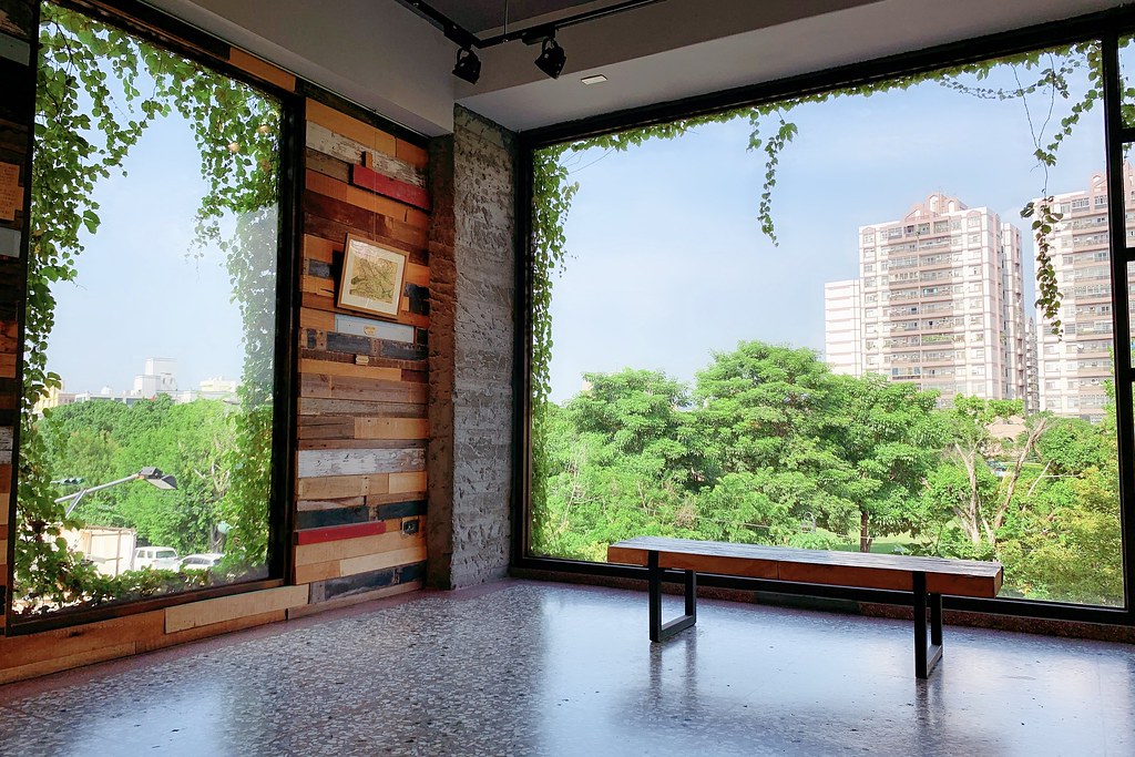 右舍咖啡｜森林系玻璃落地窗右舍咖啡館，咖啡甜點都很優質，老宅改建超人氣咖啡館 @飛天璇的口袋