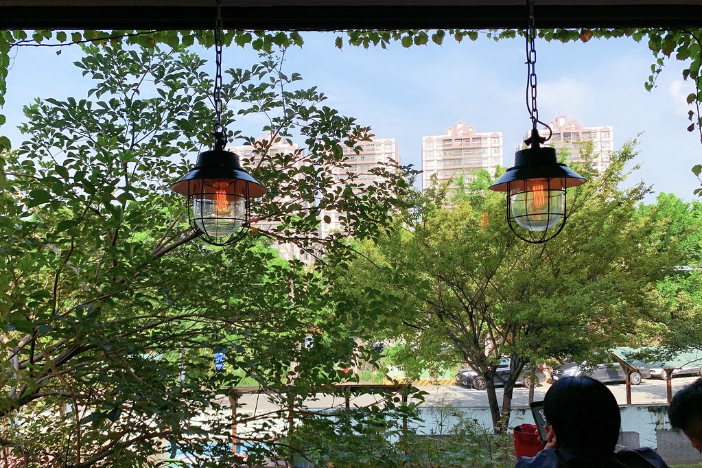 右舍咖啡｜森林系玻璃落地窗右舍咖啡館，咖啡甜點都很優質，老宅改建超人氣咖啡館 @飛天璇的口袋