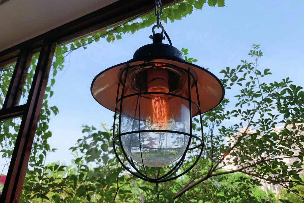 右舍咖啡｜森林系玻璃落地窗右舍咖啡館，咖啡甜點都很優質，老宅改建超人氣咖啡館 @飛天璇的口袋