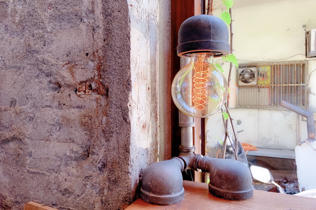 右舍咖啡｜森林系玻璃落地窗右舍咖啡館，咖啡甜點都很優質，老宅改建超人氣咖啡館 @飛天璇的口袋