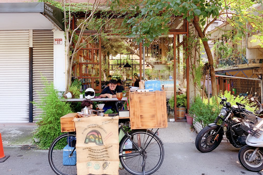 右舍咖啡｜森林系玻璃落地窗右舍咖啡館，咖啡甜點都很優質，老宅改建超人氣咖啡館 @飛天璇的口袋