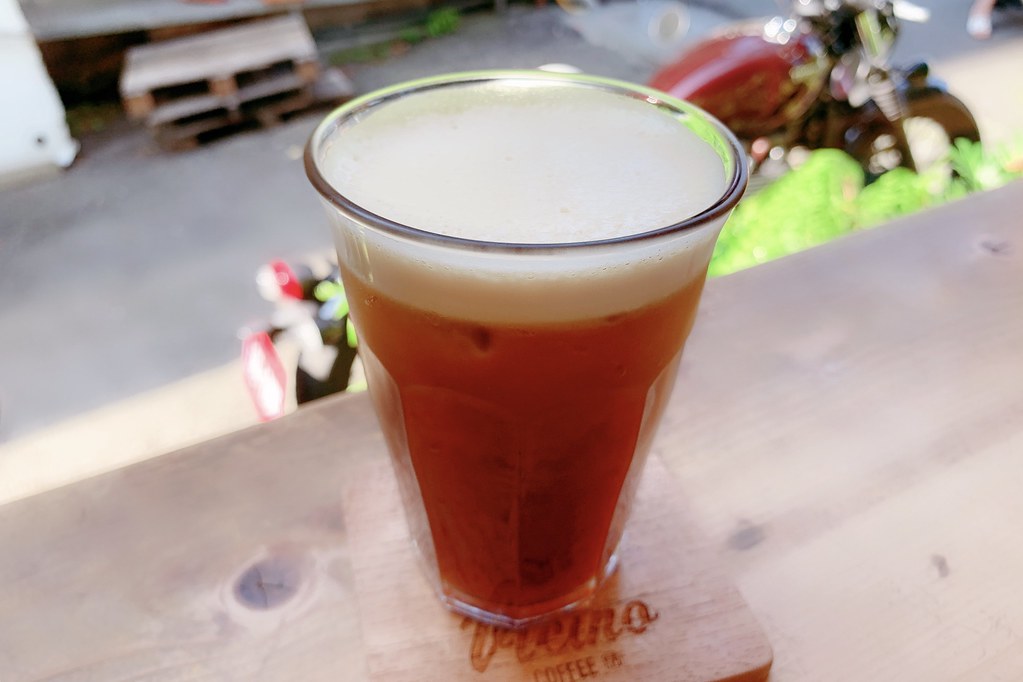 右舍咖啡｜森林系玻璃落地窗右舍咖啡館，咖啡甜點都很優質，老宅改建超人氣咖啡館 @飛天璇的口袋